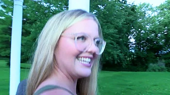 Milf loira fodida em público com pau grande e creampie anal