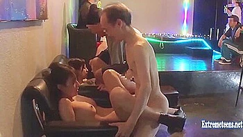 Ídolos congelados en el tiempo siendo follados en grupo por viejos en público