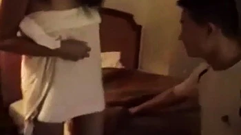 Asiática fodida de quatro, cavalgando e missionário no hotel