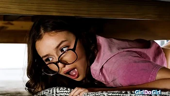 Застряла под кроватью — молодая падчерица получает порку и минет