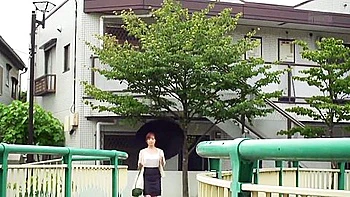 Brunette asiática com peitos grandes e bunda enorme