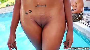 Renee Young e Karmin dando boquete sujo ao ar livre