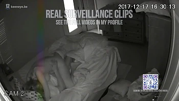 Caméra cachée surprend milf à gros seins en train de baiser dans la chambre