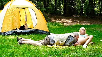 Blondes Teen draußen vom älteren Mann im Zelt gefickt