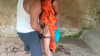 Épouse indienne Sonia baisée dur en doggy style dehors par son beau-frère