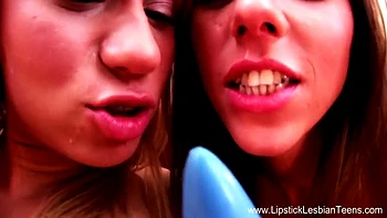 Lesbianas teen 18+ se follan con juguetes en cocina