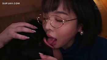 Brunette asiática peituda exibindo seus peitos enormes