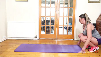 MILF à grosses seins Maisie Lewis creampie par coach - blonde amateur