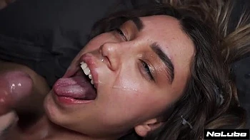 Teen hardcore en trio : prise de chien brutale avec allemande amateur