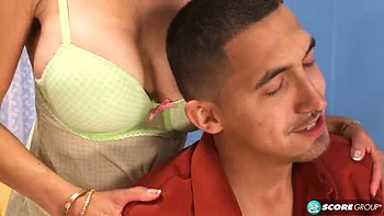 Tori Baker hart gefickt mit Juan Largos Anal-Creampie