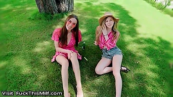 Подцепил скромную брюнетку для уличного трахания от первого лица