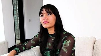 Латиноамериканка скачет на большом белом члене сзади