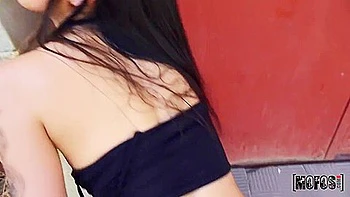 Casal asiático fodendo pesado na cowgirl com creampie no beco