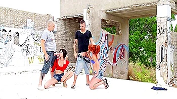 Fotograf will rothaarige mit großem Arsch bei öffentlichem Vierer ficken