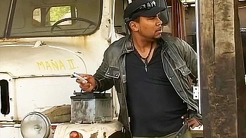 Trío anal cachondo con polla grande y rimming