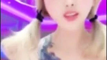 Amadora chinesa asiática se filmando fodendo