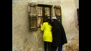 Buschige italienische Bäuerin Manya bläst und reitet auf großem Schwanz