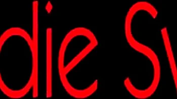 Madame trans dure en masturbation solo chez Grooby Girls