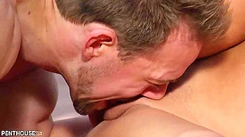 Milf loira com peitos pequenos fodida ao ar livre