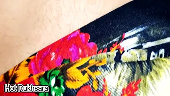 Чёрный член трахает узкую киску индийской сестры по шагу во время шопинга