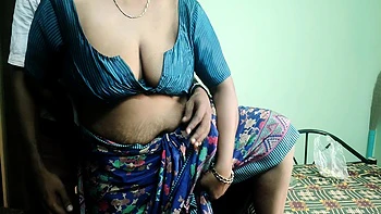 Pummelige Saree-Tante schüttelt dicken Arsch zu Hause