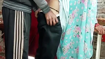 Sola en casa follando a la vecina india sexy en hindi