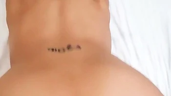 Le cul de Wyld Yasmin dominé par un plug anal rose