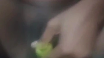 Безумная индийская тёлка с большой грудью играет с игрушками