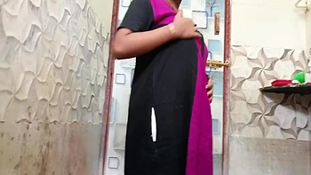 Парень застал меня в ванной с очень тесной киской - горячая тамильская индийка