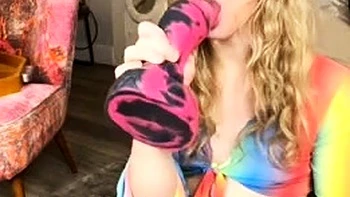 Soapyfate lutscht riesigen Dildo