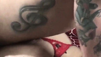 Junge Brünette bekommt Anal-Massage und bläst