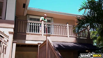 Брюнетка милфа получает кремпай в большие сиськи