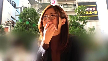 Gostosa de óculos com beijos profundos e orgasmos seguidos