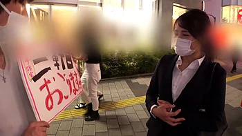 Paja asiática amateur con ropa puesta