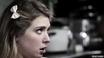 Giselle, a enteada loira, é fodida com força na cozinha