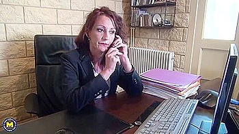 Chefe fode e enfia o punho na secretária de bunda grande no escritório