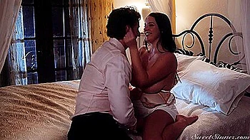 Брюнетка с большими сиськами и жопой трясется под еблю