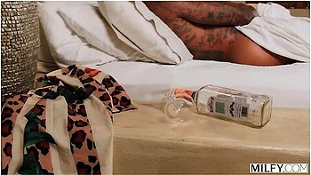 Versauter Ehefrau Serenity fickt im Dreier mit Malena und großem Schwanz