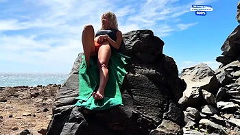 Loira nudista chupando e fodendo de quatro na praia