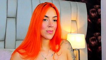 Brune rousse se branle avec ses seins percés