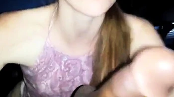 Rothaarige Amateurin lutscht im Dunkeln BBC und bekommt Gesicht