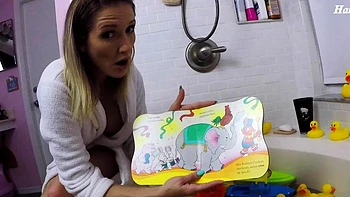 Ta belle-mère Reagan te fait une branlette dans la baignoire