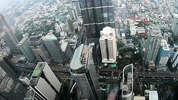 Thai Freundin mit praller Titten fickt von hinten