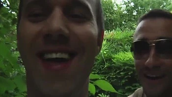 Blondes Babe lutscht Schwanz und spreizt Fotze im Werkstatt-Dreier