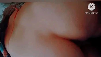 Einsame indische Teen masturbiert ihre enge Fotze allein