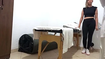 Proktologe fickt und masturbiert Gabi Sweets fetten Arsch in 4K