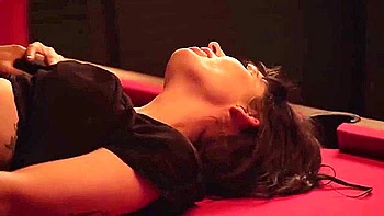 Morena peituda transa com Rico Hernandez no bar de lingerie