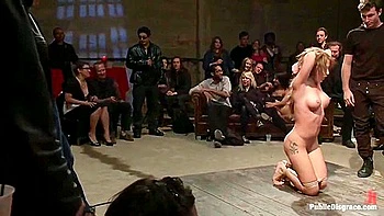 Pelirroja follada duro en BDSM público con fisting