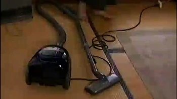 Junges süßes Girl bläst ohne Kondom, schluckt mit Drache