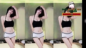 Asiatische Titten-Göttin zeigt ihre fetten Brüste